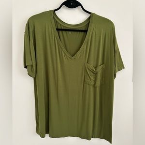 Kyte Women’s Relaxed Fit V-Neck in Olive
